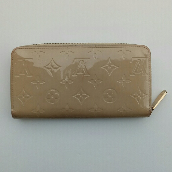 Louis Vuitton Handbags - Auth Louis Vuitton zip around wallet beige vernis